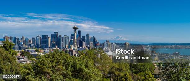 The View Of Seatlle And Mount Rainier From Observation Deck In Kerry Park Stock Photo - Download Image Now