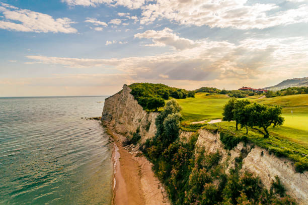 vue aérienne par drone de la belle ville près du cap kaliakra, bulgarie (български: живописна гледка от дрон до нос калиакра, българия) - kaliakra photos et images de collection