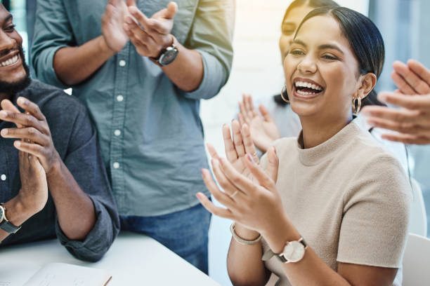 strzał grupy ludzi biznesu brawo członka zespołu - clapping celebration business people zdjęcia i obrazy z banku zdjęć