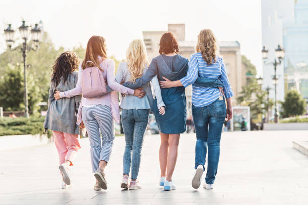 istock Girlfriends in the city 1322304170