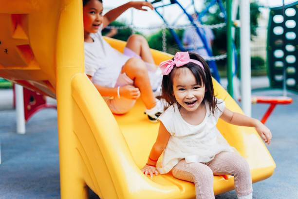 공원에서 함께 노는 자매들 - playground schoolyard playful playing 뉴스 사진 이미지