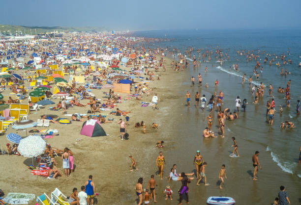混雑したビーチ, - 1985 ストックフォトと画像