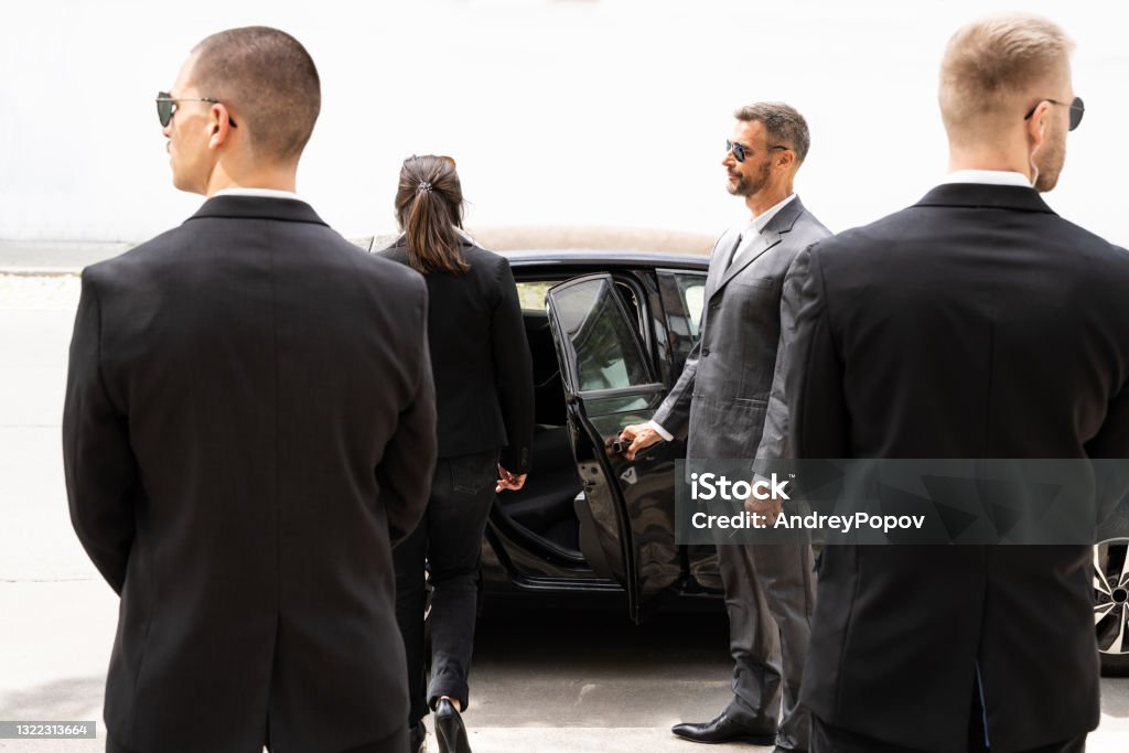 Bodyguards schützen Geschäftsfrau öffnen Autotür - Lizenzfrei Leibwächter Stock-Foto