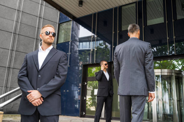 servizio di guardia di sicurezza che protegge l'uomo d'affari - bodyguard foto e immagini stock