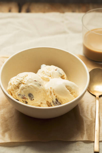 istock Malaga rum and raisins ice creams 1322315310
