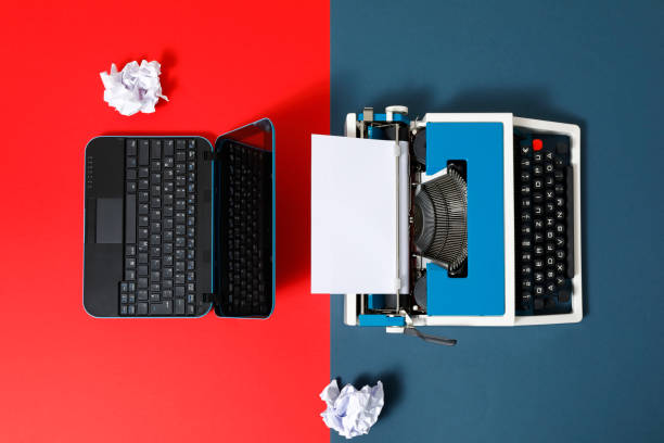istock Digital und analog – Laptop and 80s Typewriter 1322316329