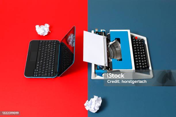 Digital Und Analog Laptop Und 80er Jahre Schreibmaschine Stockfoto und mehr Bilder von Journalismus