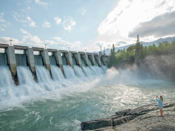 вода проносится через гидроэлектростанцию - dam стоковые фото и изображения