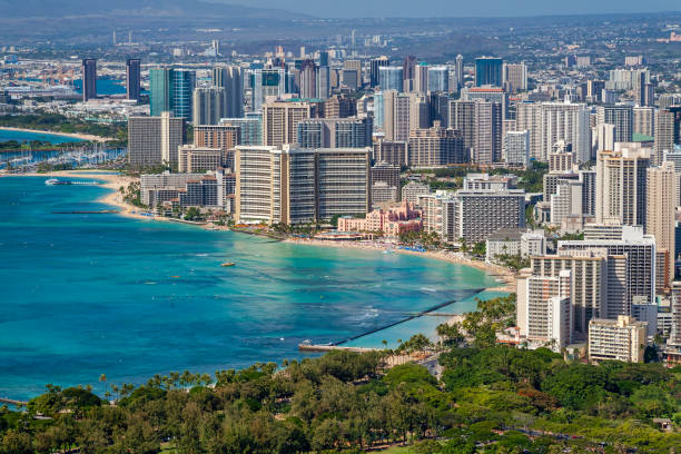 playa de waikiki - vista desde diamond head (honolulu, hawái) - hawaii islands oahu waikiki diamond head fotografías e imágenes de stock