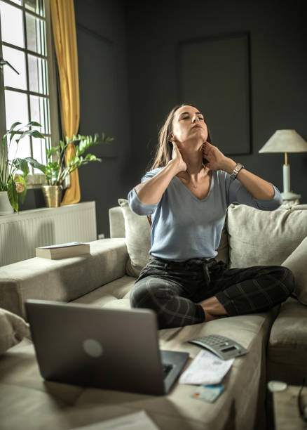 donna al chiuso rilassante meditando e facendo esercizi di respirazione - yoga business women living room foto e immagini stock