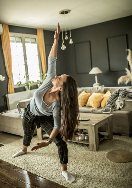 donna al chiuso rilassante meditando e facendo esercizi di respirazione - yoga business women living room foto e immagini stock
