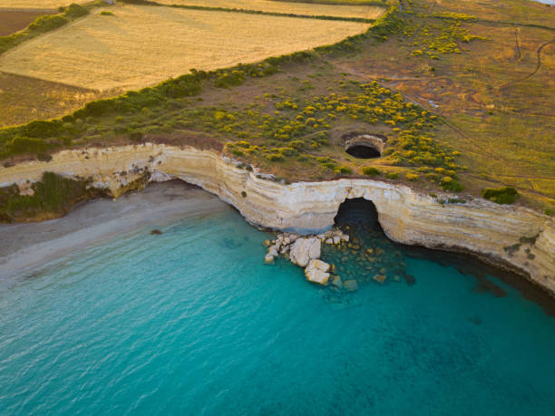 vista aerea della bellissima costa in italia, puglia - salento foto e immagini stock