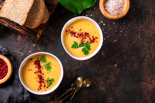 zwei schalen geteilter erbsenpüree suppe auf dunklem hintergrund oben ansicht kopierraum für text - yellow split pea soup stock-fotos und bilder