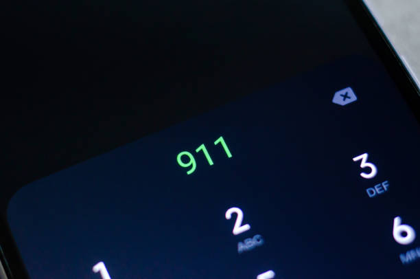 numero di emergenza 911 visualizzato su un cellulare. - comporre un numero telefonico foto e immagini stock