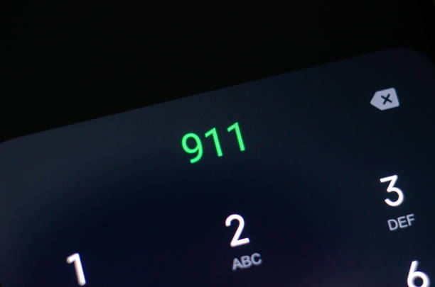 携帯電話に緊急番号911が表示されます。 - protection fire concepts visual screen ストックフォトと画像