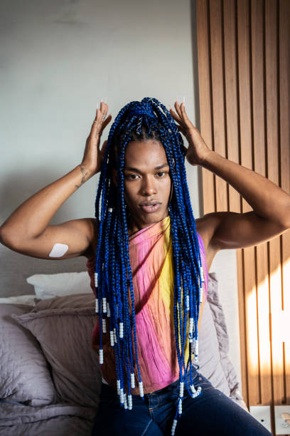 retrato de mulher transgênero afro-americana. influenciadora arrumando o cabelo, fazendo selfie e histórias. orgulho lgbt. - blue hair - fotografias e filmes do acervo
