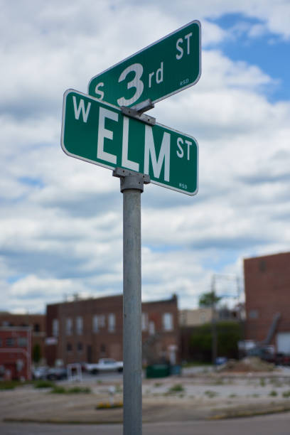 istock Green street sign at 3rd and Elm 1322365779