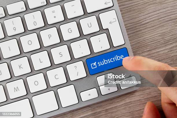 Subscribe Button On A Computer Keyboard Stock Photo - Download Image Now - Subscription, Blue, Organized Group
