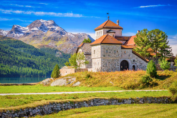 majestueux château du lac silvaplana (haute vallée de l’engadine, grisons, suisse) - st moritz summer engadine engadin valley photos et images de collection