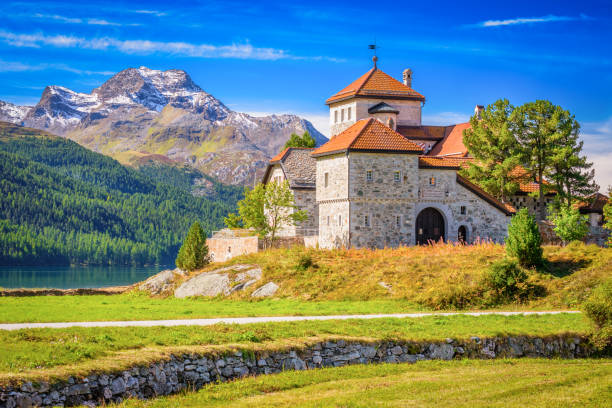 실바플라나 호수의 장엄한 성 (스위스 그라우뷘덴 어퍼 엥가딘 밸리) - engadin valley engadine european alps mountain 뉴스 사진 이미지