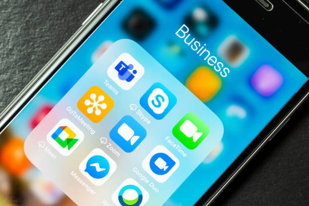 les icônes des applications mobiles de zoom, microsoft teams, facetime, skype, messenger, google duo, gotomeeting, google meet et webex meet sont visibles sur un iphone. - face time photos et images de collection