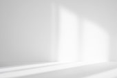 製品のプレゼンテーションのための抽象的な白いスタジオの背景。窓の影を持つ空の部屋。ぼやけた背景で製品を表示します。