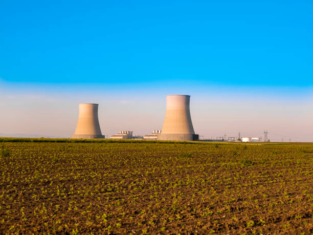 centrale nucléaire, industrie énergétique produisant de l’énergie électrique - nuclear power station photos et images de collection