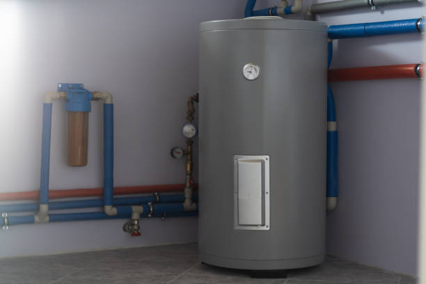 tank voor indirecte verwarming van ketel, debietfilter voor reiniging, ketelleidingen en meters in stookruimte van privéwoning - tank stockfoto's en -beelden