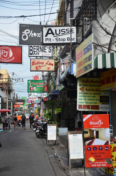 segnaletica in strada pedonale, pattaya meridionale - gogo bar foto e immagini stock