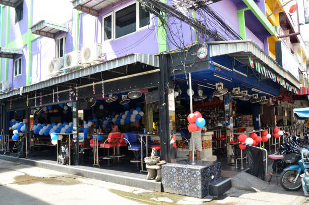 vista da rua walking em pattaya. tailândia - gogo bar - fotografias e filmes do acervo