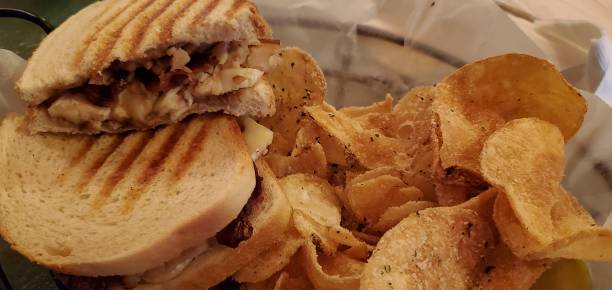 tacchino e pancetta panini con patatine fritte - sandwich turkey potato chip plate foto e immagini stock