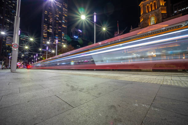 カラフルなライトトレイルシドニーnswオーストラリアを残して夜にジョージセントを移動するトラム - overhead cable car 写真 ストックフォトと画像