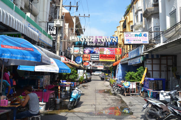 vista di street a pattaya. thailandia - gogo bar foto e immagini stock