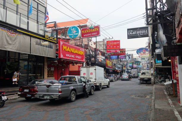 mercato di strada a pattaya - gogo bar foto e immagini stock