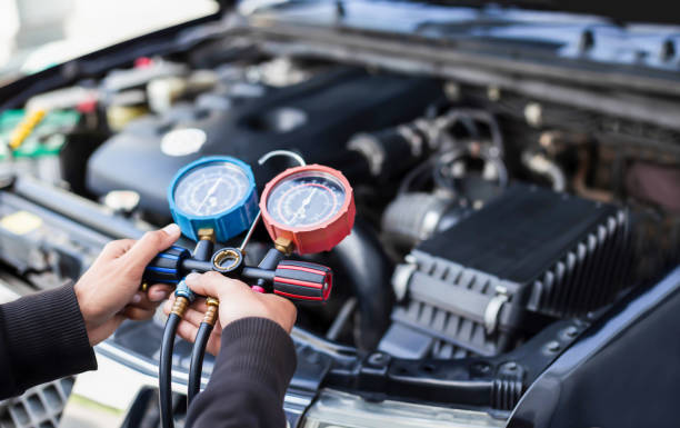 istock Car air conditioner check service, leak detection, fill refrigerant.Device and meter liquid cooling in the car by specialist technicians. 1322432220