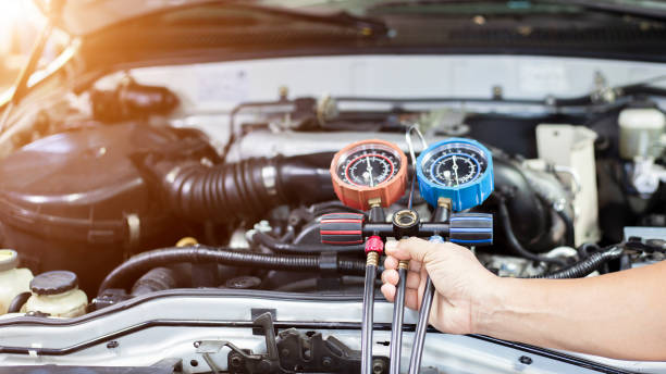 istock Car air conditioner check service, leak detection, fill refrigerant.Device and meter liquid cooling in the car by specialist technicians. 1322432265
