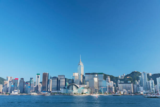 skyline von victoria hafen von hong kong stadt - hongkong stock-fotos und bilder