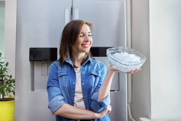 femme avec bol avec glaçons pour refroidir les aliments - ice cube clean transparent cold photos et images de collection