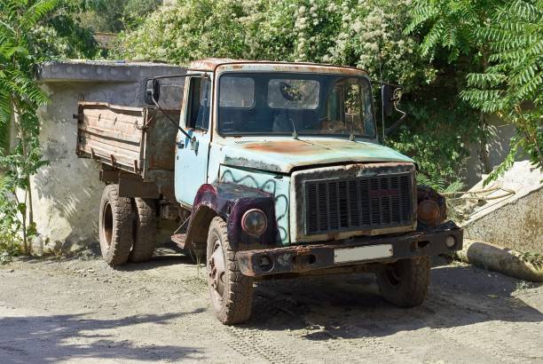 istock old abandoned truck 1322447824