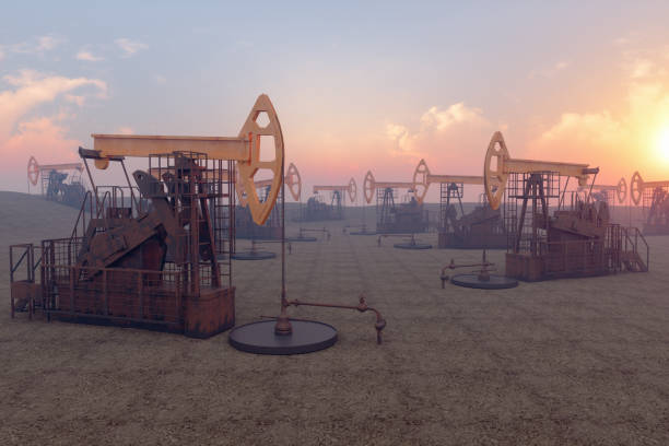 puits de pétrole avec des plates-formes de forage et des pumpjacks - sunset oil rig oil industry energy photos et images de collection