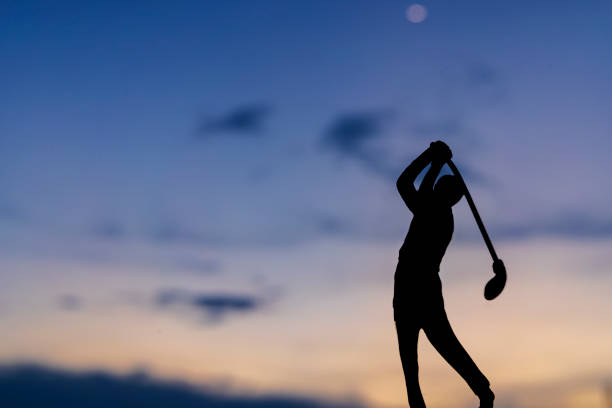 silhouette de golfeurs frappé balayage et garder le terrain de golf en été - golf golf swing sunset golf course photos et images de collection