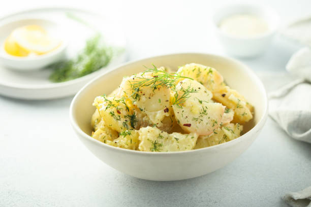 ensalada de patatas con eneldo - salad prepared potato potato salad food fotografías e imágenes de stock