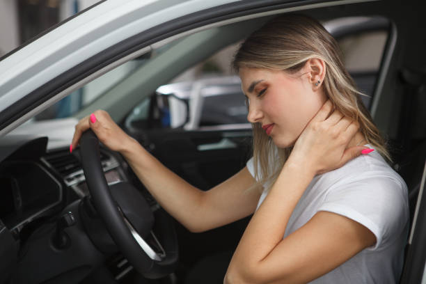 femme ayant des douleurs au cou - accident de voiture photos et images de collection