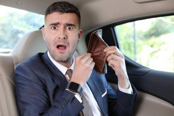 imprenditore sorpreso con portafoglio vuoto dopo aver pagato il taxi - paper currency usa number 1 bankruptcy foto e immagini stock