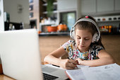 m%C3%A4dchen-studieren-mit-laptop-zu-hau