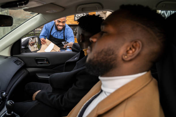 istock Curbside pick-up contactless payment 1322493332