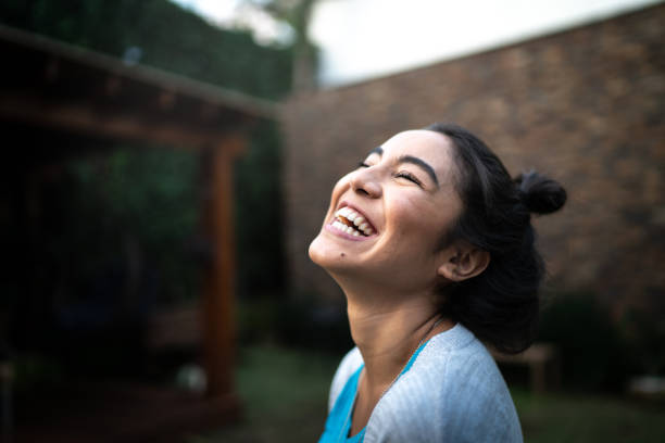 mujer feliz inhalando en casa - reírse fotografías e imágenes de stock