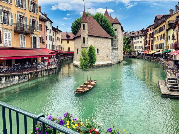 Annecy old town Annecy, France - June 13, 2020. View of the historic district of Annecy Old town. in the foreground, the river Thiou on which a decorative boat is visible. in the background, the picturesque old buildings of Annecy auvergne rhône alpes stock pictures, royalty-free photos & images