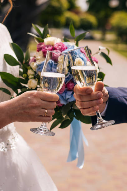 as mãos das noivas com anéis de casamento de ouro fechar - engagement heterosexual couple couple child - fotografias e filmes do acervo