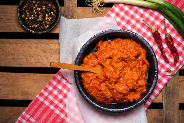 condimento a base de pimentón ajvar para untar a base de pimiento hecho de pimientos rojos - pepper vegetable bell pepper red bell pepper fotograf�ías e imágenes de stock